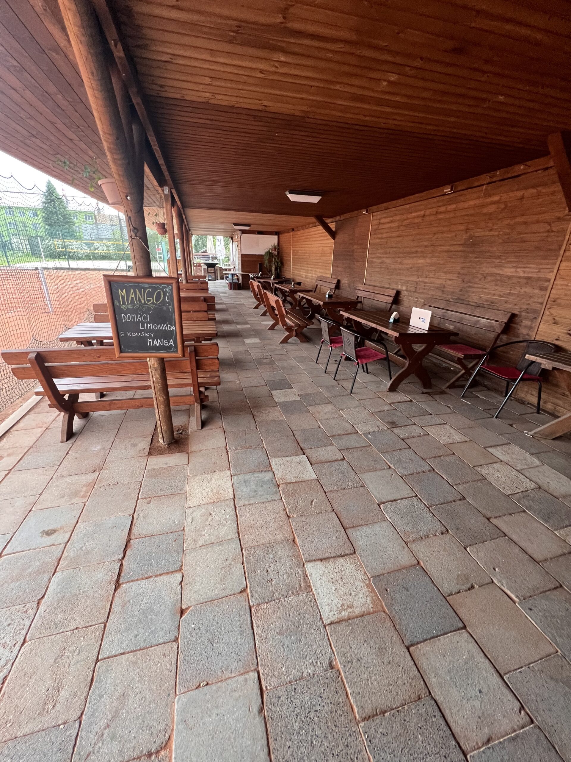 Moderní sportovní areál s antukovými kurty