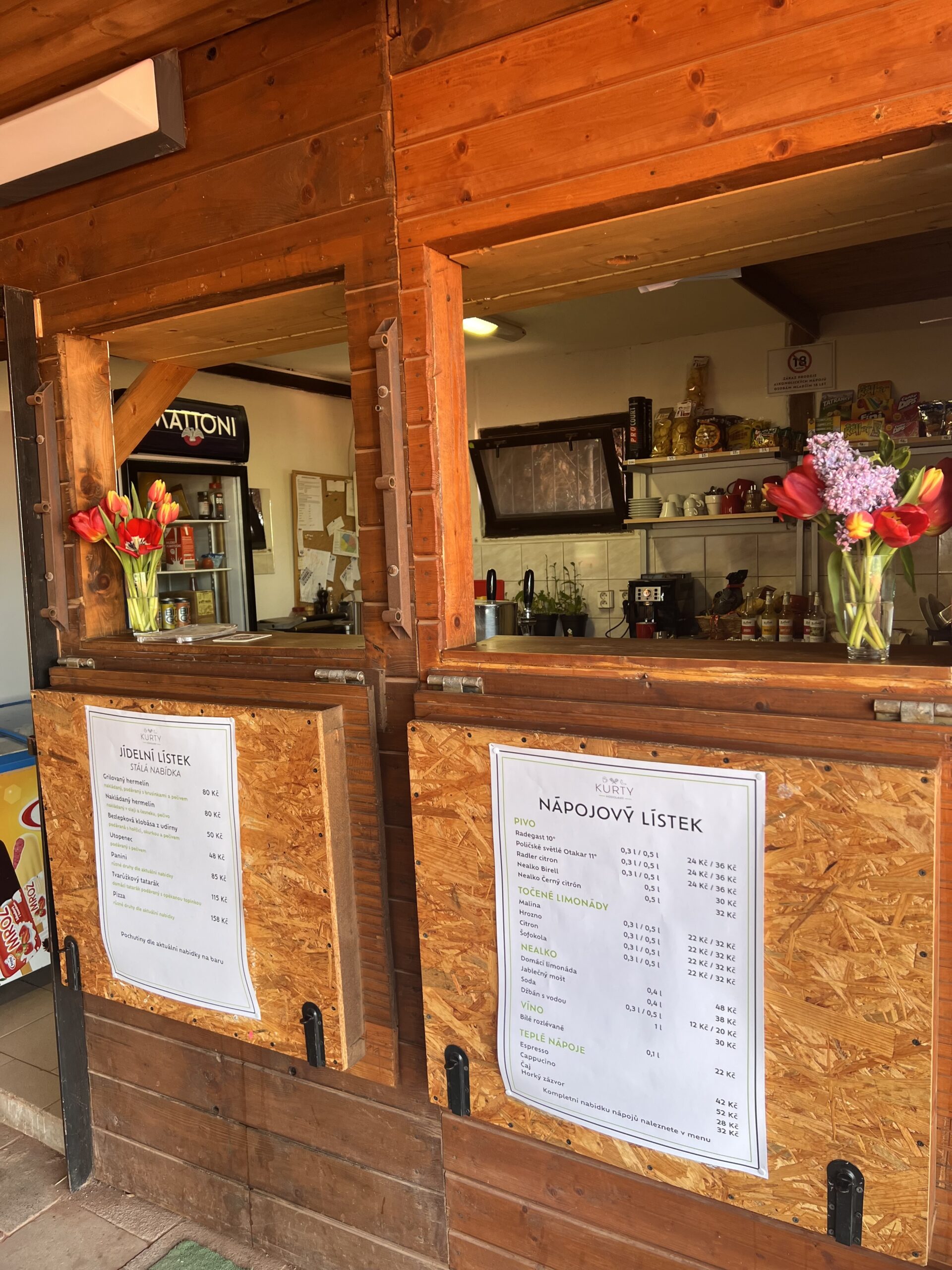 Zázemí a posezení pro návštěvníky areálu